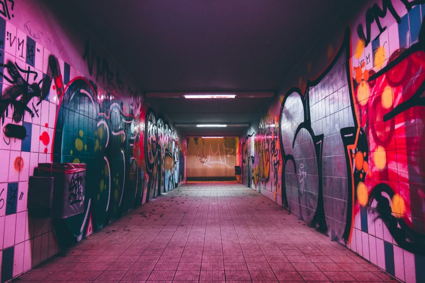 I dag skal vi tale om fjernelse af graffiti, som jeg er sikker på, er noget for jer alle. Graffiti kan være en rigtig træls ting at blive ramt af.